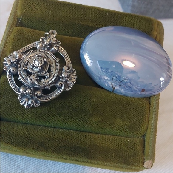 Jewelry - Set of 2 vintage brooches
